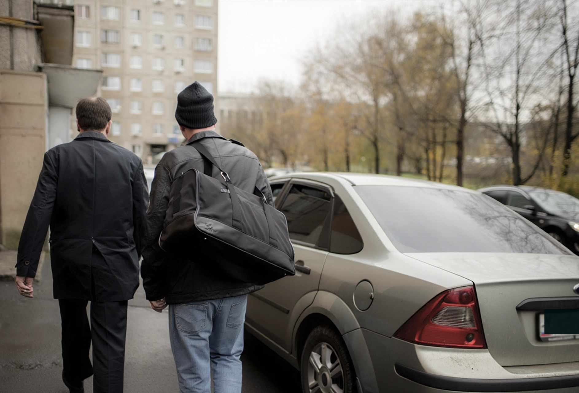 Врач на вызове на дом измеряет давление пожилому пациенту